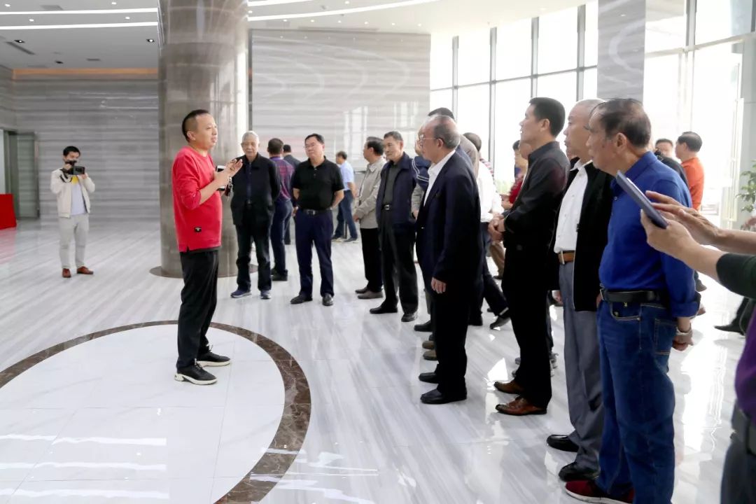 全市副地級(jí)以上、市直單位正縣級(jí)離退休干部代表在百宏光電開展“增添正能量、助力新跨越”參觀視察活動(dòng)